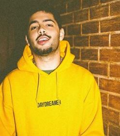 Dj Pedro Sampaio em uma foto publicada em seu instagram com blusão amarelo
