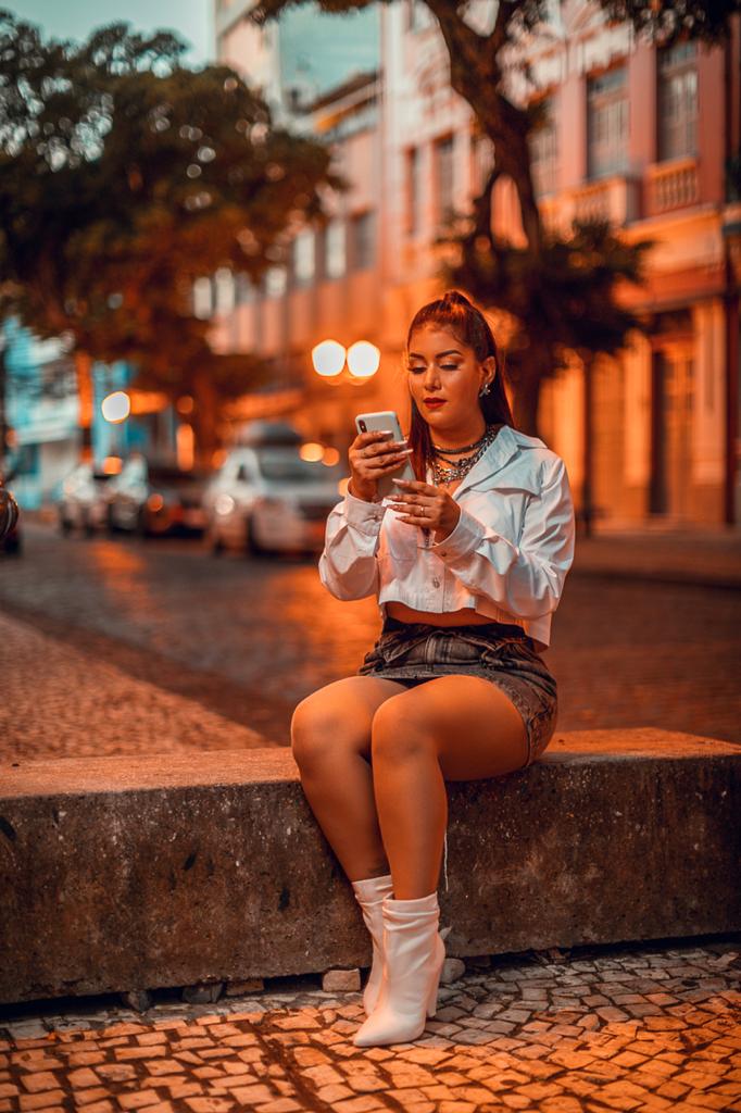 A Musa Priscila Senna participa do clipe