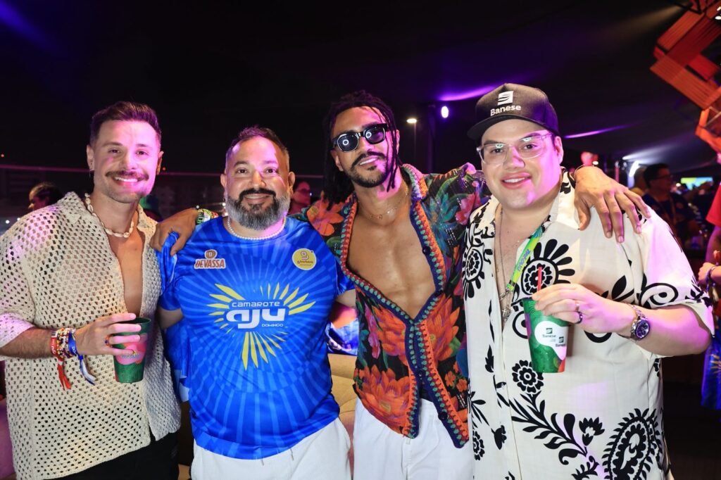 Erick com Rodrigo Braz e os ex realitys Alex Galllete e Alface.