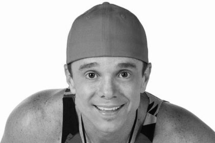 Netinho jovem, sorrindo, em retrato preto e branco