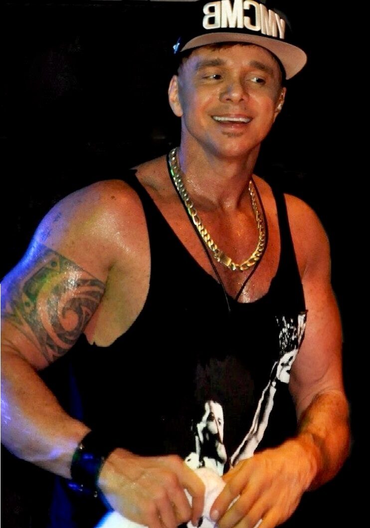 O cantor Netinho sorri durante show em 2019