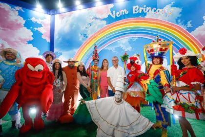 Personagens folclóricos no cenário Vem Brincar da Vila da Criança